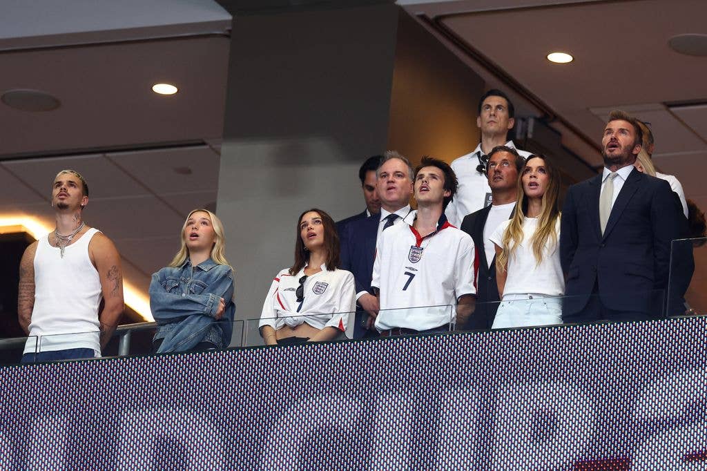 Romeo Beckham, Harper Beckham, Jackie Apostel, Cruz Beckham, Victoria Beckham and David Beckham singing the national anthem