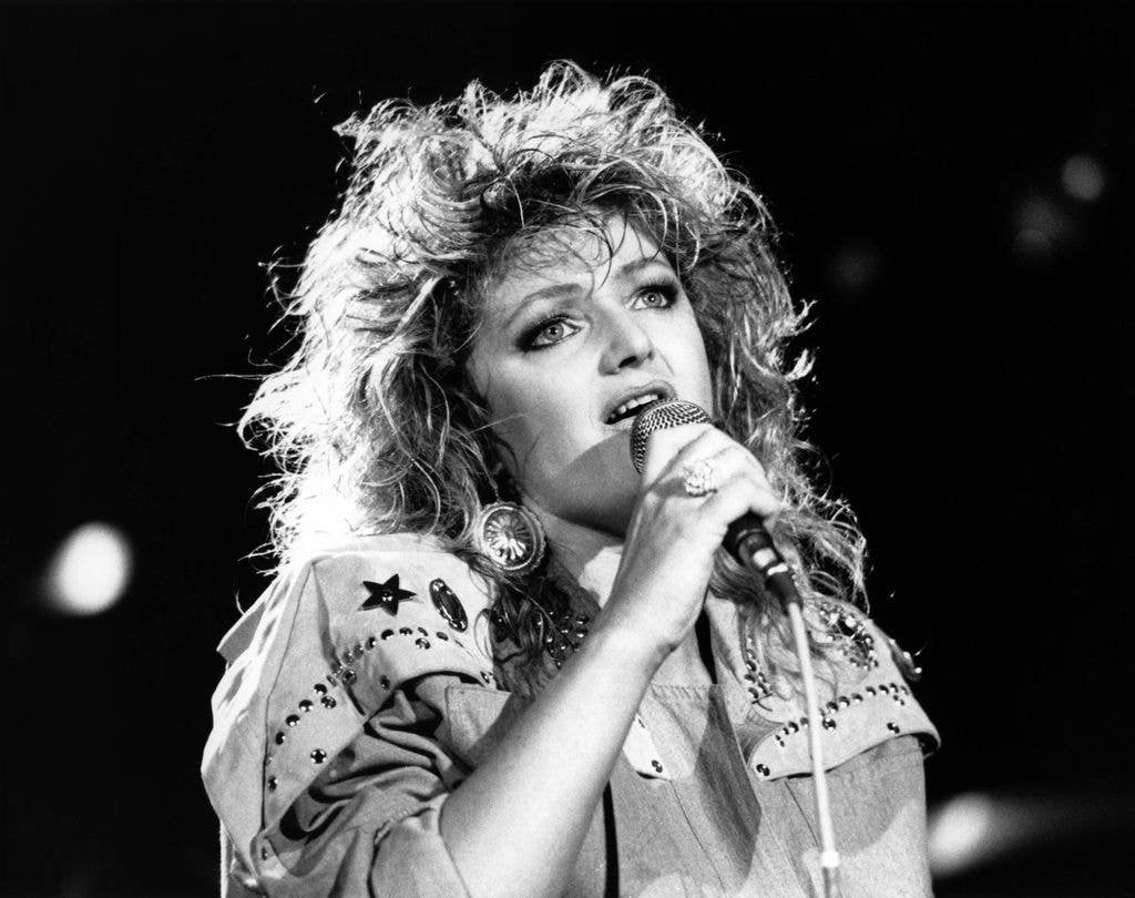 photo of bonnie tyler singing in 1980
