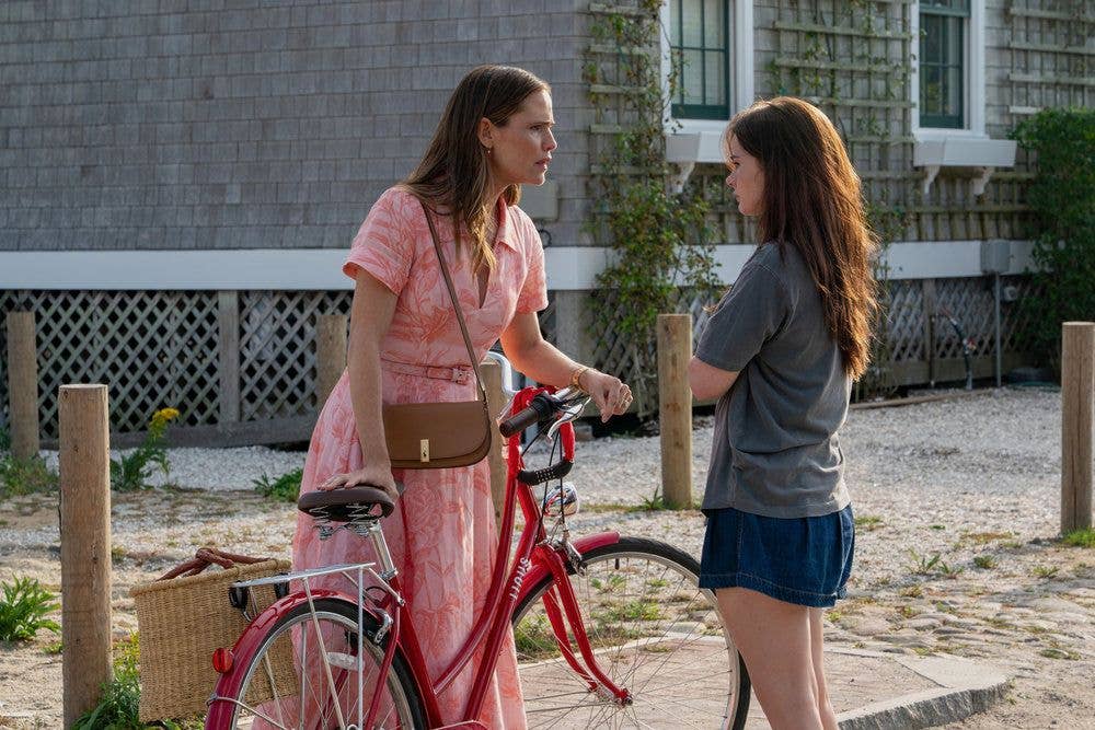 Jennifer Garner as Hollis, Harlow Jane as Caroline in The Five Star Weekend