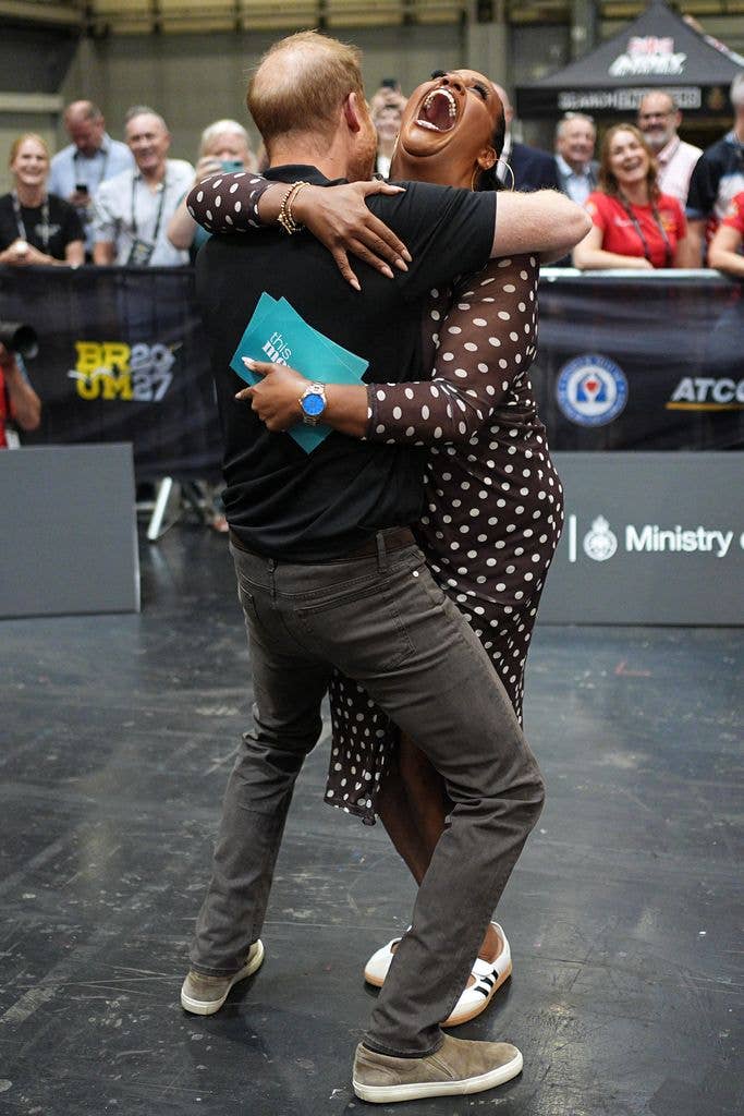 harry and alison hammond hug