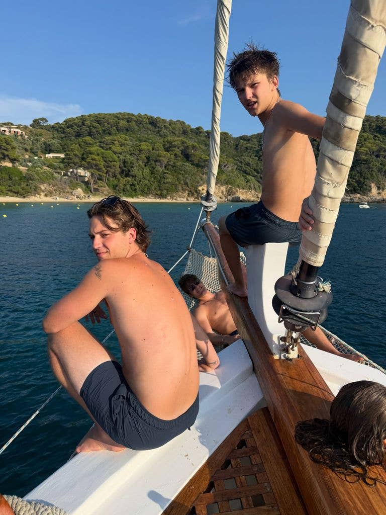 kate hudson sons ryder and bingham boat