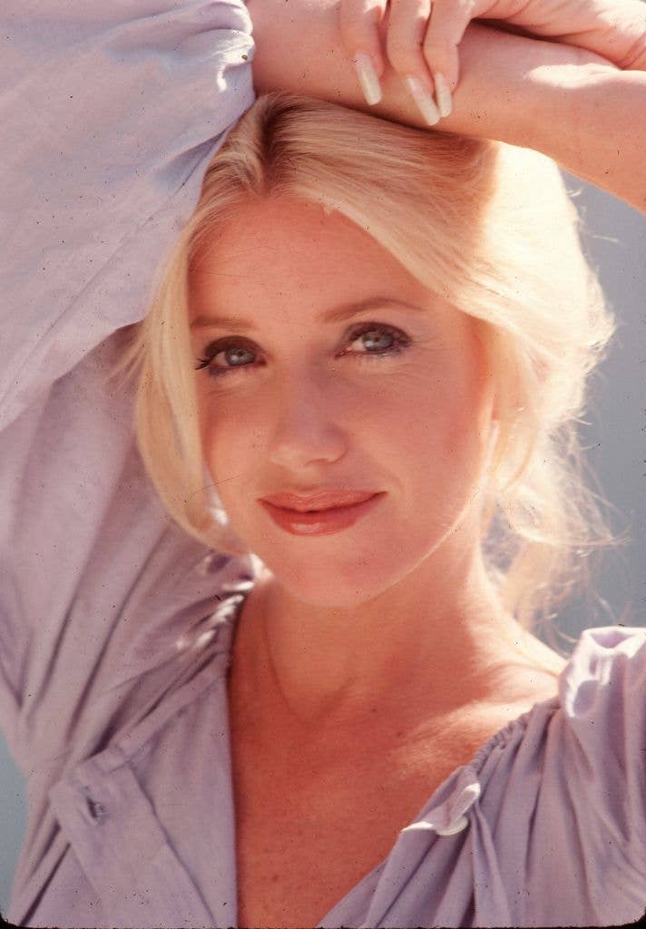 Actress Suzanne Somers poses for a portrait session in 1977 in Los Angeles, California. 