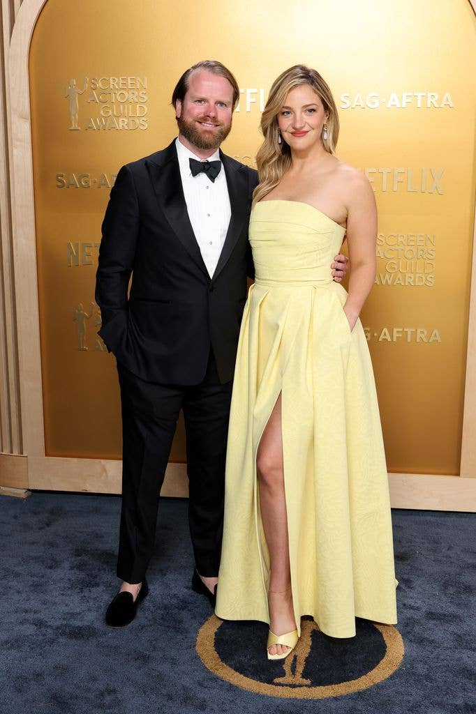 bill kennedy and abby elliott standing together at an awards event, smiling for the camera.