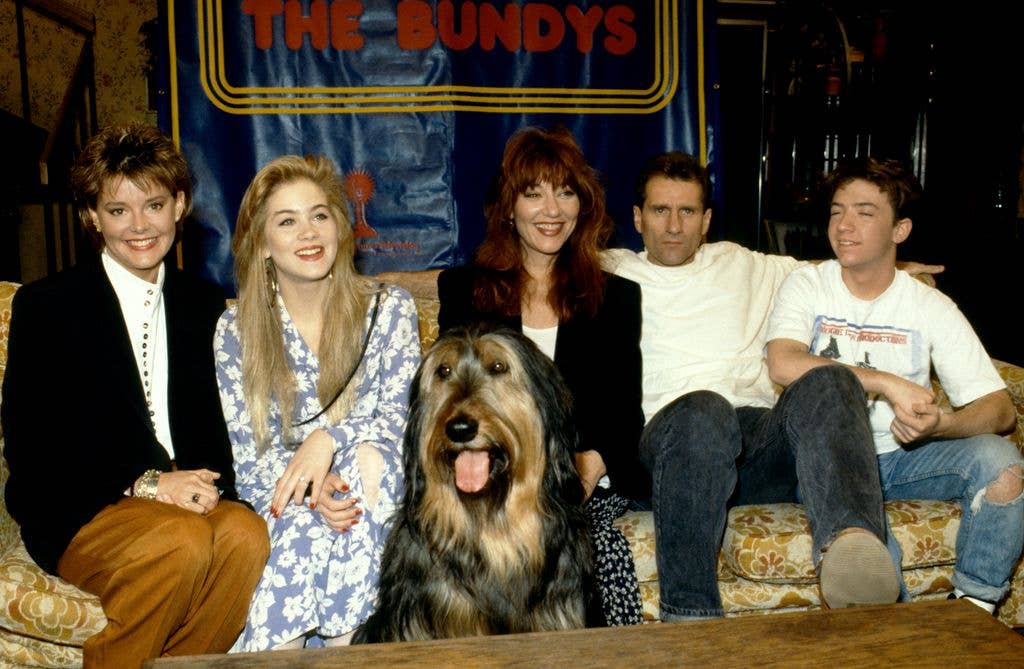 (L-R) The cast of the American television sitcom 'Married... with Children', Amanda Bearse (Marcy Rhoades/D'Arcy), Christina Applegate (Kelly Bundy), Katey Segal (Margaret Peggy Bundy), Ed O'Neill (Al Bundy) and David Faustino (Bud Bundy) pose for a portrait with their dog Buck in Los Angeles, California, circa 1990. (Photo by Lester Cohen/Getty Images)