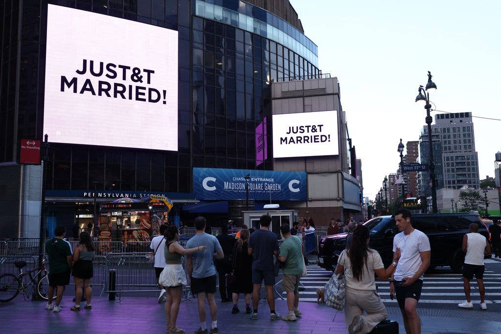 The message "JUST&T MARRIED!" (T&T for Taylor and Travis) appears outside Madison Square Garden