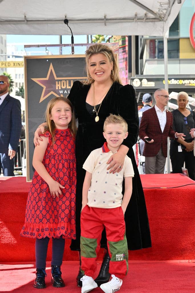 kelly clarkson arm around two children hollywood walk of fame
