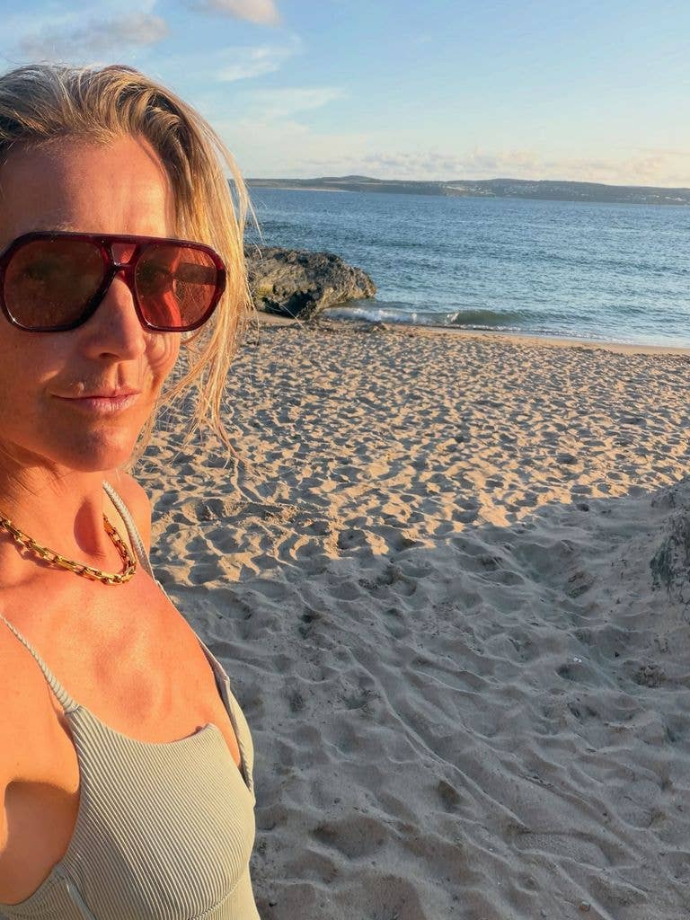 Helen Skelton shows off her tan on a summer vacation