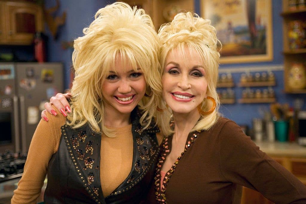 HANNAH MONTANA - "I Will Always Loathe You" - Miley is being awarded Female Artist of the Year and has invited the two most influential women in her life to be there when she accepts it. The only problem is that these women -Â Mamaw and Aunt Dolly - have been feuding for years and can't stand each other.  It's up to Miley to show them how ridiculous they look always bickering with each other, on "Hannah Montana."