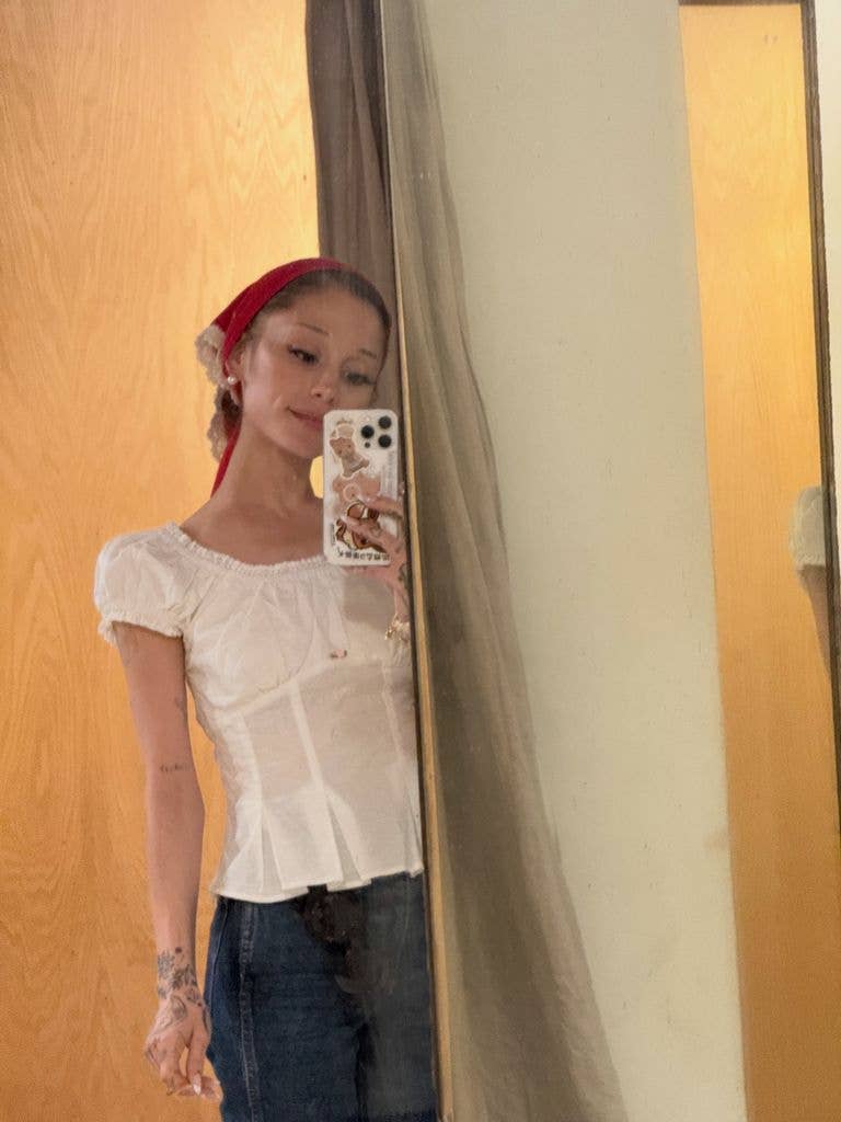 ariana grande mirror selfie