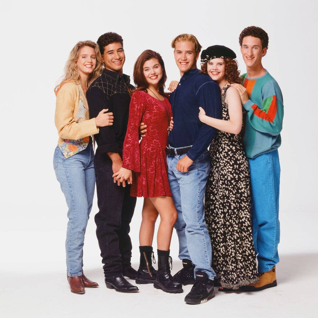 Anne Tremko as Leslie Burke, Mario Lopez as A.C. Slater, Tiffani Thiessen as Kelly Kapowski, Mark-Paul Gosselaar as Zack Morris, Kiersten Warren as Alex Tabor, Dustin Diamond as Screech Powers  