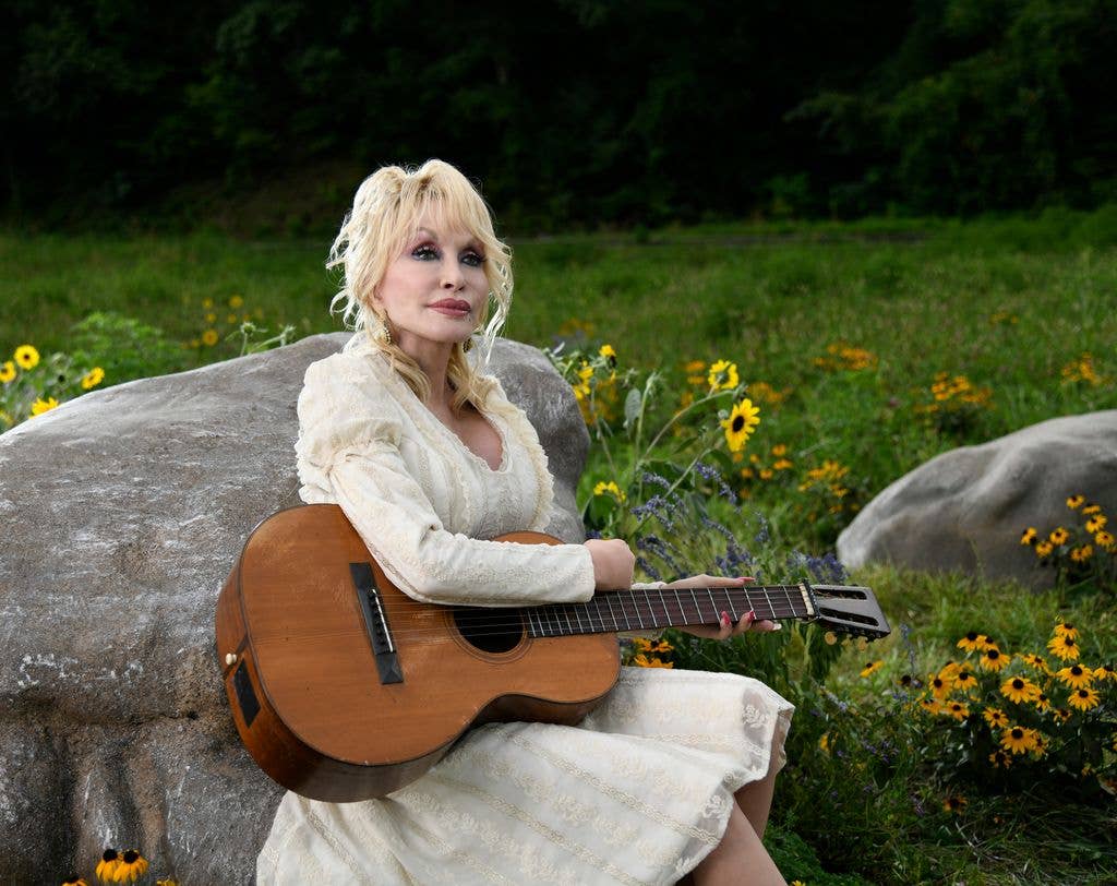 DOLLY PARTON'S MOUNTAIN MAGIC CHRISTMAS -- Pictured: Dolly Parton as herself