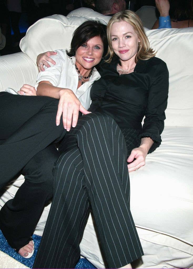 tiffani thiessen jennie garth hugging