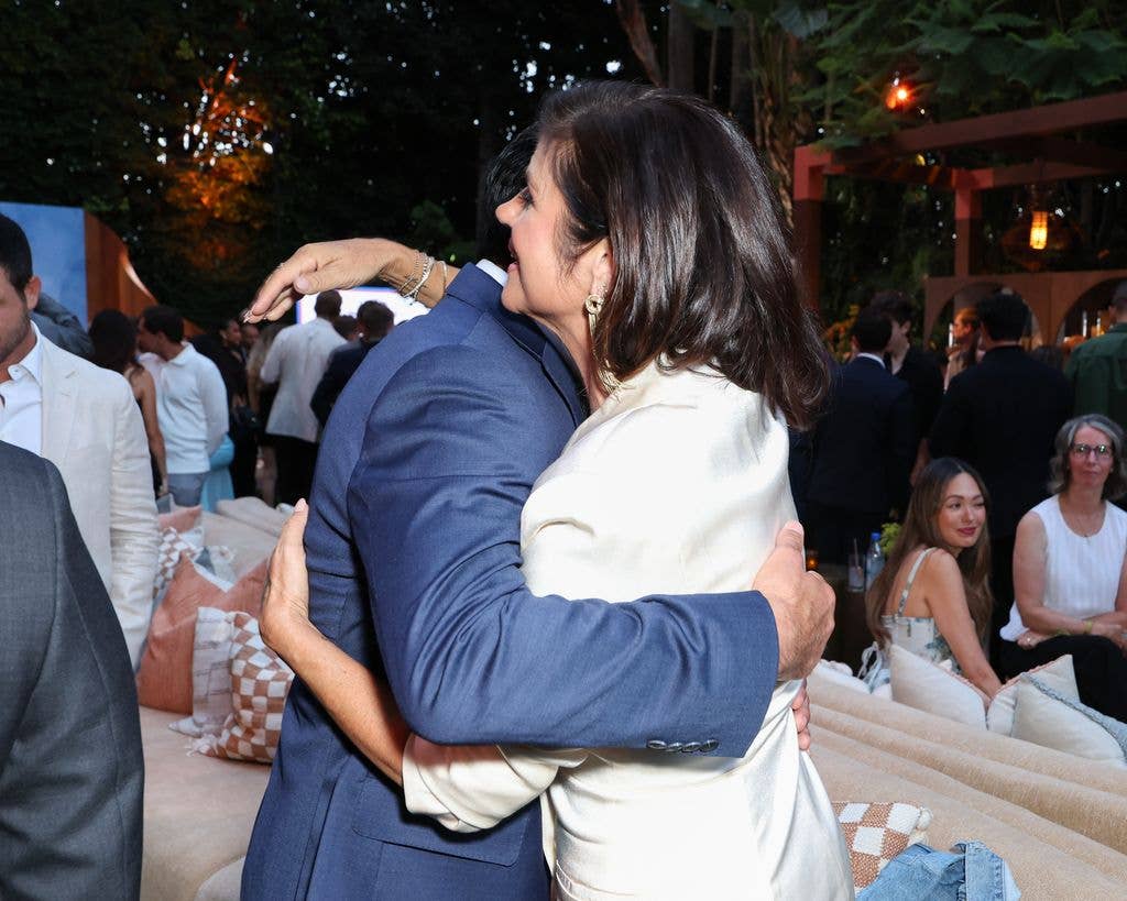 tiffani thiessen mario lopez hug