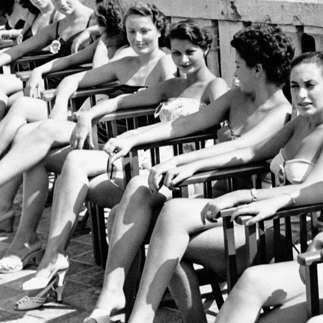 La jeune Sophia Loren qui s'appelle encore Sofia Scicolone, pose avec les autres candidates pour l'Ã©lection de 'Miss Italie', Ã  Cervia, Italie, le 22 aoÃ»t 1950.