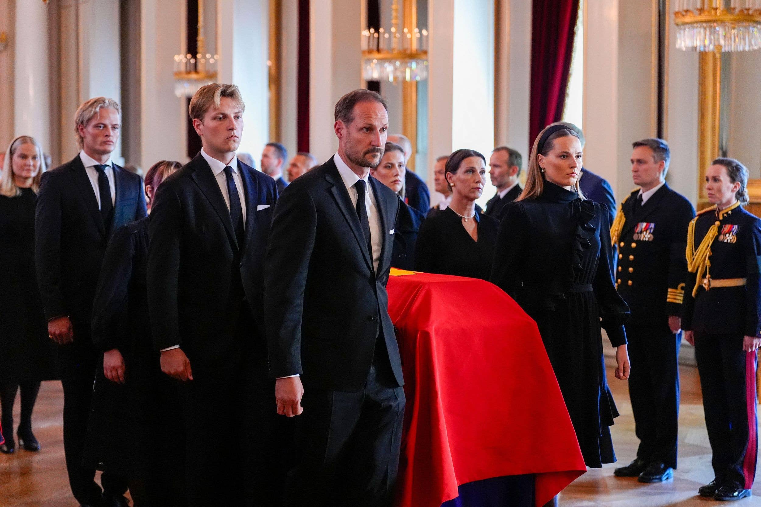 King Harald V's bier is moved from the Red Salon to the Palace Chapel on Monday. The bier is accompanied by King Harald's family and court staff through the historic halls of the Palace. The children, King Haakon, Princess Martha Louise, the grandchildren Crown Princess Ingrid Alexandra, Prince Sverre Magnus, Marius Borg Hoiby, Maud Angelica Behn, Leah Isadora Behn and Emma Tallulah Behn in the Hall of Mirrors. Queen Mette-Marit and Queen Sonja are also in the procession. 
Photo: Lise Aserud / NTB / POOL  
This text is auto translated