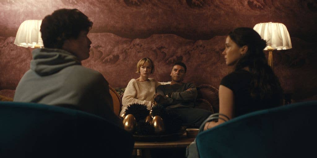Charles Melton as Austin Davis, Carey Mulligan as Lindsay Crane-Martin, Oscar Isaac as Josh Martin, Cailee Spaeny as Ashley Miller