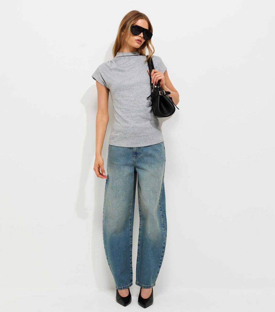 model in sculpting grey Tee and jeans