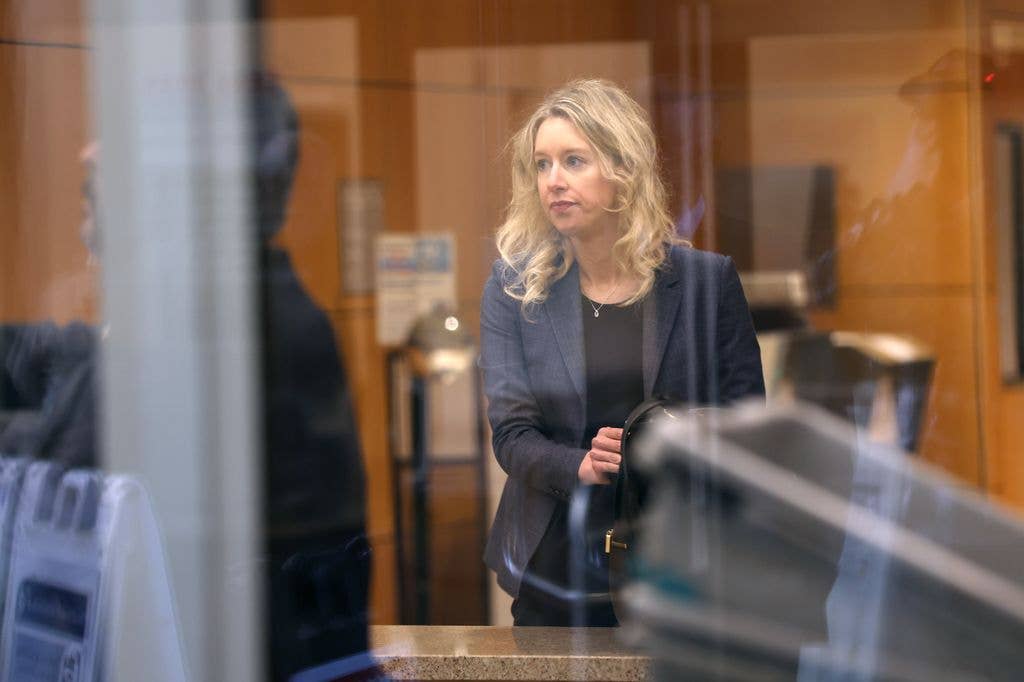 Elizabeth Holmes wearing a suit in a courtroom