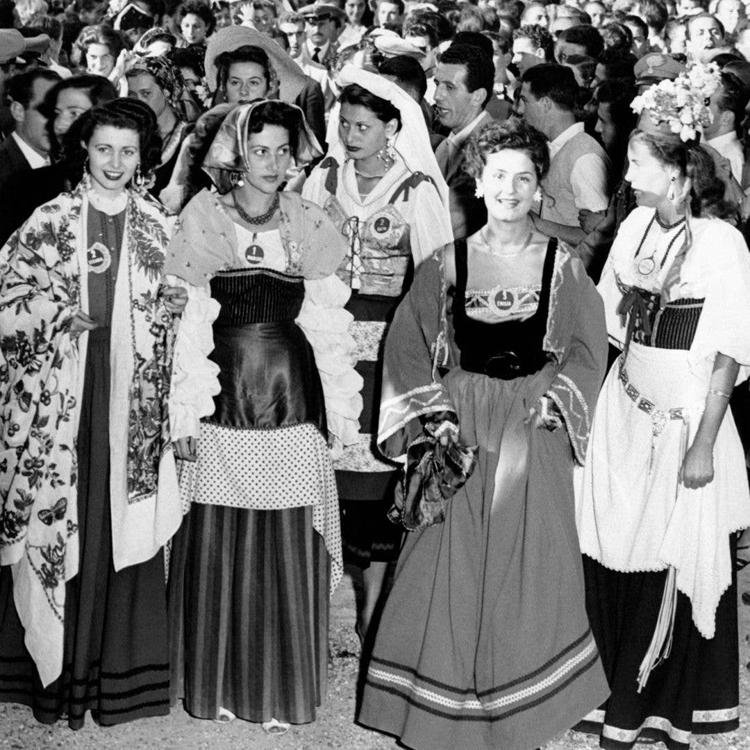 Premier jour de l'Ã©lection de 'Miss Italie' durant lequel chaque candidate porte le costume de la rÃ©gion qu'elle reprÃ©sente, au centre, la jeune Sophia Loren qui s'appelle encore Sofia Scicolone, Ã  Salsomaggiore Terme, Italie, le 2 septembre 1950.