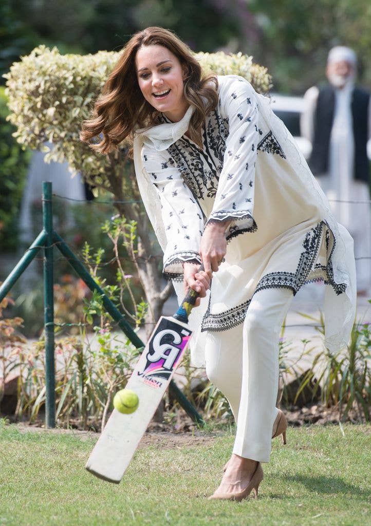 Kate Middleton playing cricket while wearing heels in Lahore, Pakistan in 2019