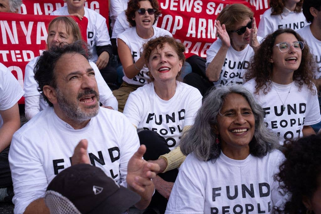 US actress Susan Sarandon attends demonstration against the war in Palestine and Iran as people gather in front of the United Nations in New York, United States, on September 24, 2026.