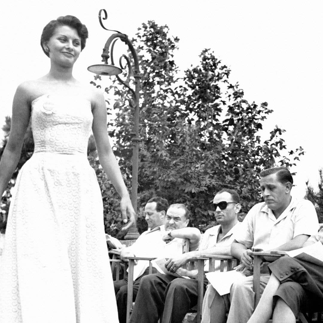 La jeune Sophia Loren, qui s'appelait alors Sofia Scicolone, dÃ©filant pour Ãªtre admise Ã  la finale de 'Miss Italie', Ã  Cervia, Italie, en aoÃ»t 1950.