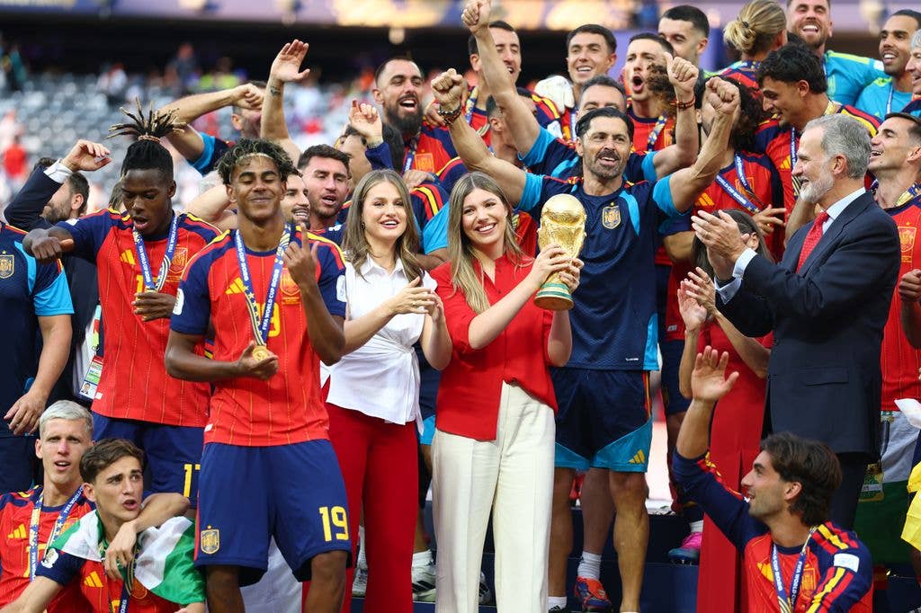 Princess Leonor of Spain and Princess Sofia of Spain hold the trophy with Lamine Yamal of Spain