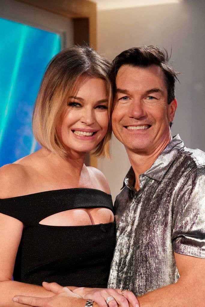 Rebecca Romijn and Jerry O'Connell hugging