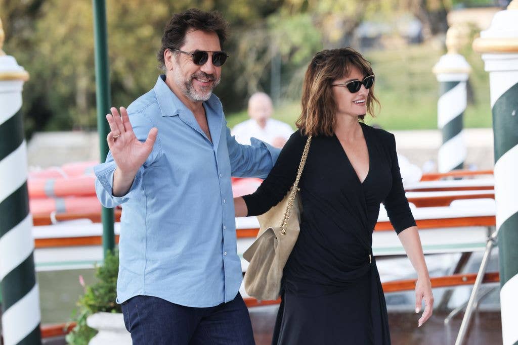 penelope cruz javier bardem waving
