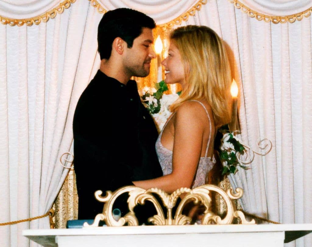 photo of kelly ripa and mark consuelos on their wedding day