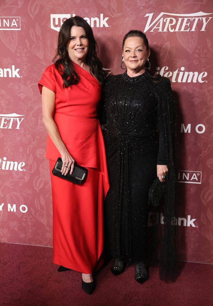 Former Gilmore Girls co-star Lauren Graham (L) and Melissa McCarthy reunite on the red carpet