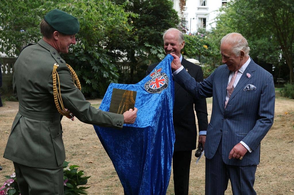 King Charles and John Steel, Chairman of the Victoria League for Commonwealth Friendship, laughed as the commemorative plaque had to be replaced