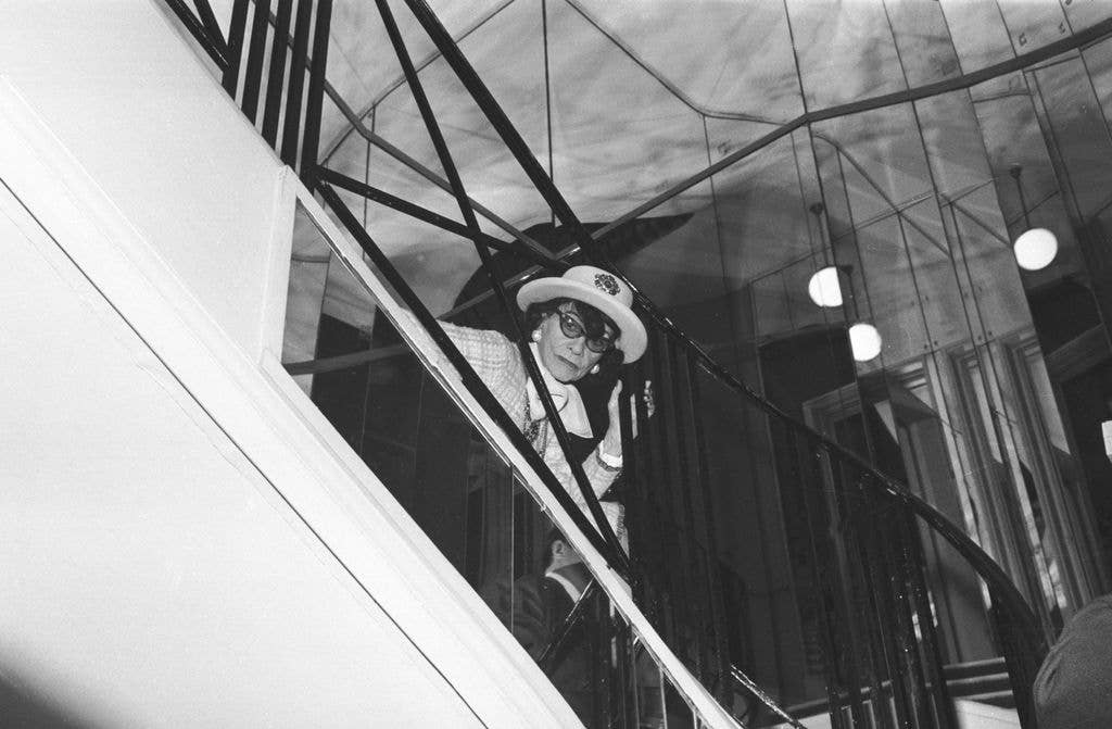 The fashion designer Coco CHANEL monitored her fashion show from the staircase. 