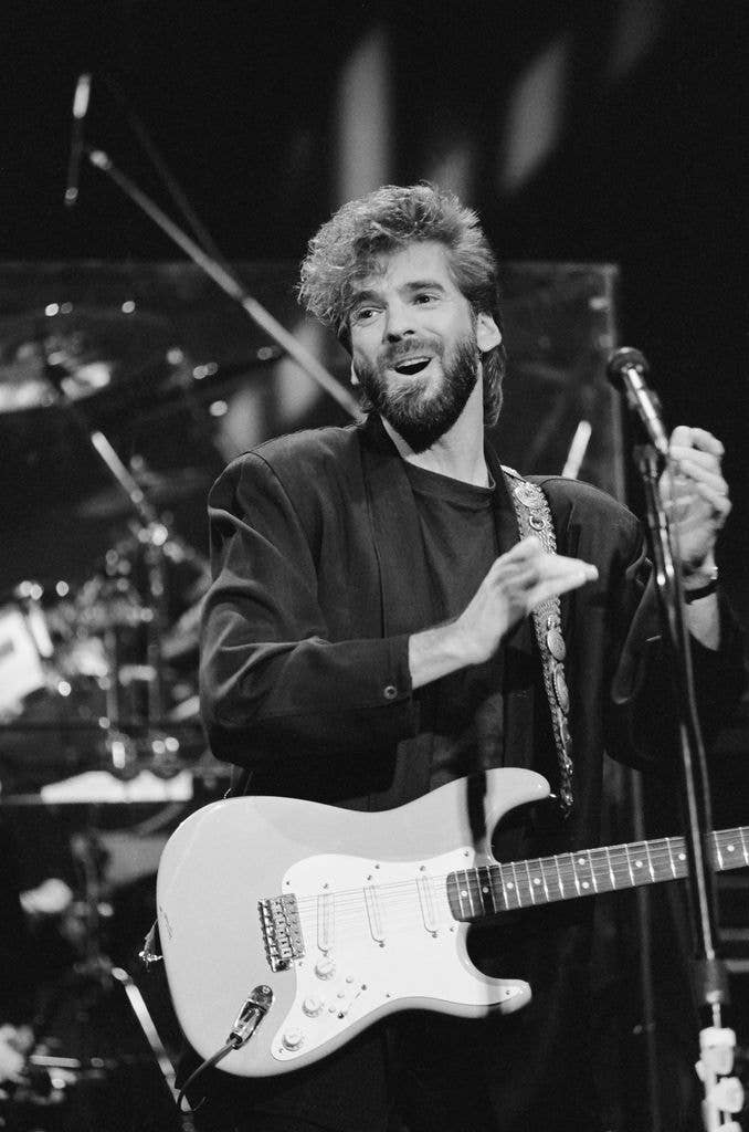 Kenny Loggins performs "Footloose" 