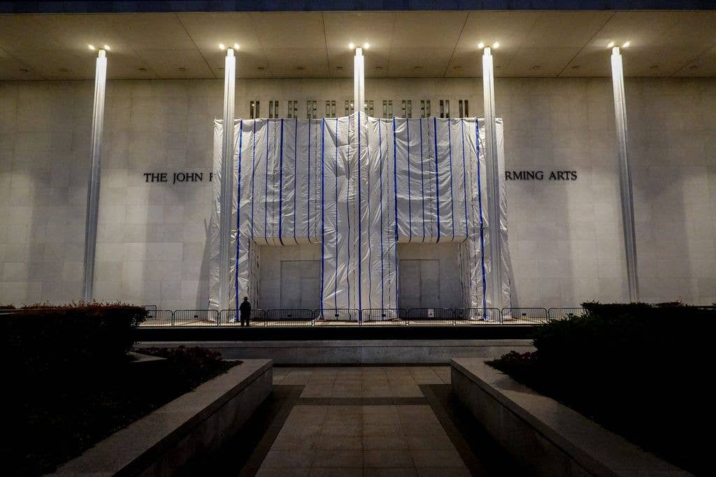 16 September 2026, United States, Washington D.C.: A view of the Kennedy Center early in the morning. Washington's largest public cultural institutionthe Kennedy Centerwill be closed immediately, according to the U.S. president. He stated on his platform, Truth Social, that the reasons for this are security concerns and urgently needed renovation work. However, the work cannot begin until an appeals court has ruled on the planned name change.